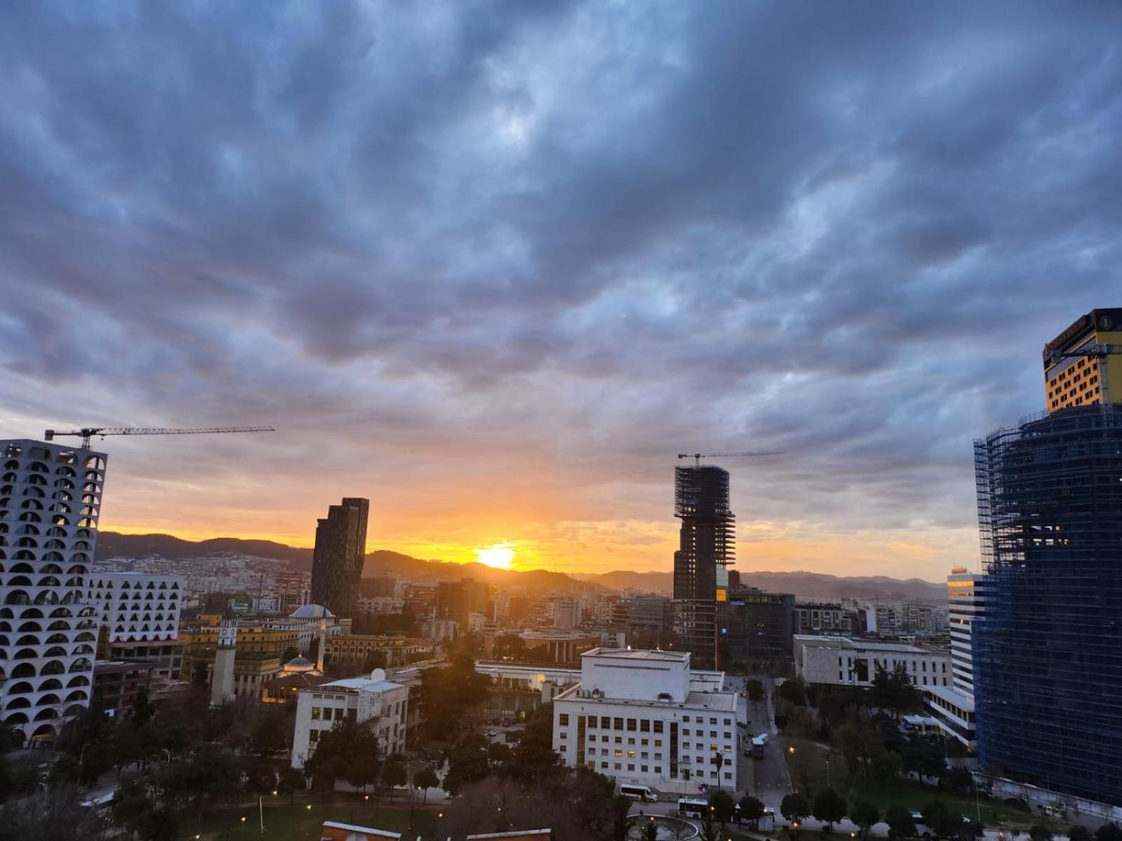 Sky Dwelling Tirana Apartment Luaran gambar