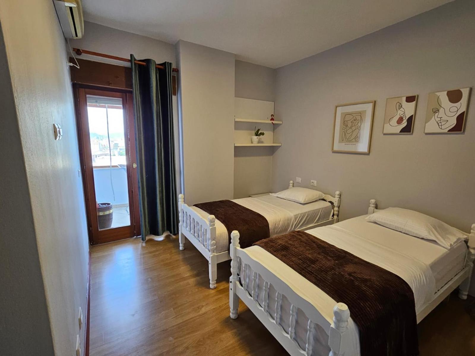 Sky Dwelling Tirana Apartment Luaran gambar